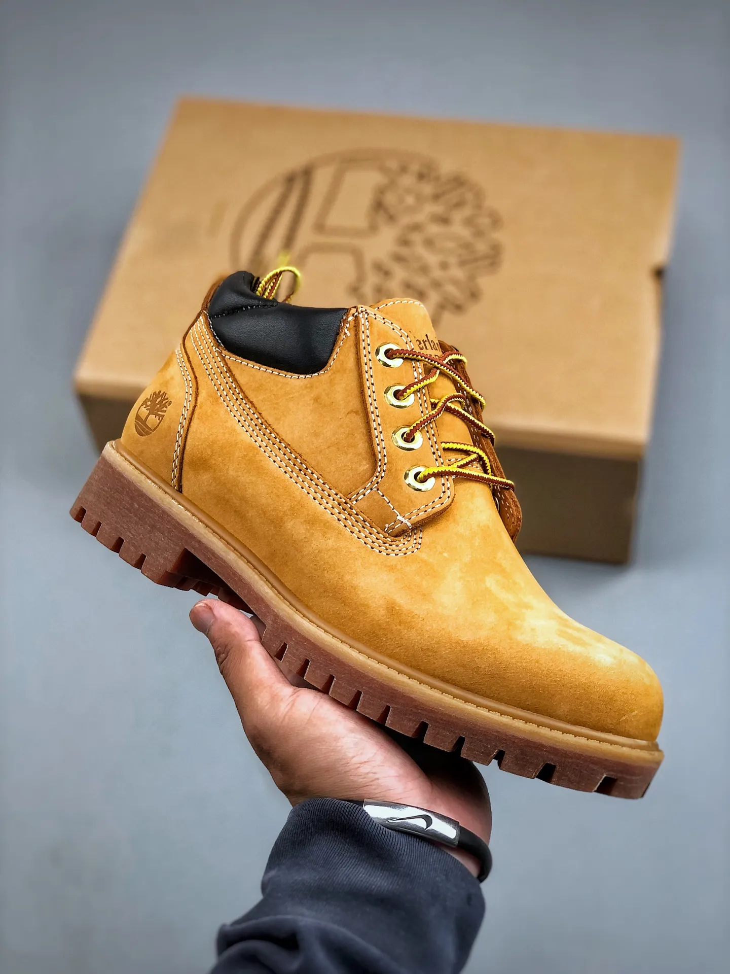 Local self-pickup 💰700 supports store placement, you can get the pure and original top quality, one-to-one original development version, Timberland, not bad at kicking/classic mid-top yellow 23061 Produced by the original channel of Zhongshan Baoyuan, the top-notch technology is newly upgraded, it can be called a genuine copy machine, the original imported waterproof leather, the original anti-counterfeiting label, the purple light can be scanned, the computer sewing line, the four lines are aligned, the horizontal folding is dynamic and water-repellent, the top genuine consistent injection molding process Art Rubber non-slip outsole resists cold and cracks Authentic and consistent all-leather collar/lining/shoes Equipped with anti-fatigue shock-absorbing honeycomb insole Highly comfortable Full set of original packaging accessories (comes with shoelaces, cleaning eraser, and counter bag) Size: 35 36 37 38 39 39.5 40 41 42 43 44 45 Men’s size runs one size larger